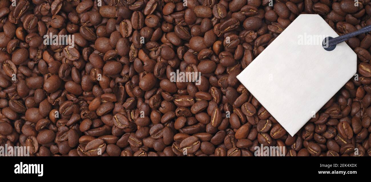 Vista dall'alto di un mazzo di chicchi di caffè tostati. Immagine panoramica con etichetta per il testo individuale. Foto Stock