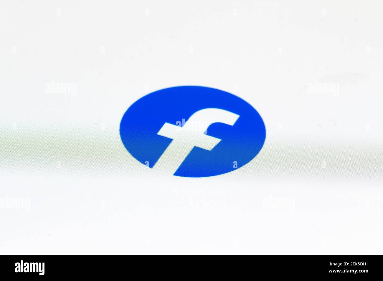 App Facebook visualizzata su uno smartphone. Icona Facebook.com. App per social media. Social network Foto Stock