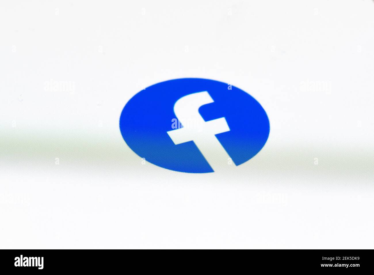 App Facebook visualizzata su uno smartphone. Icona Facebook.com. App per social media. Social network Foto Stock