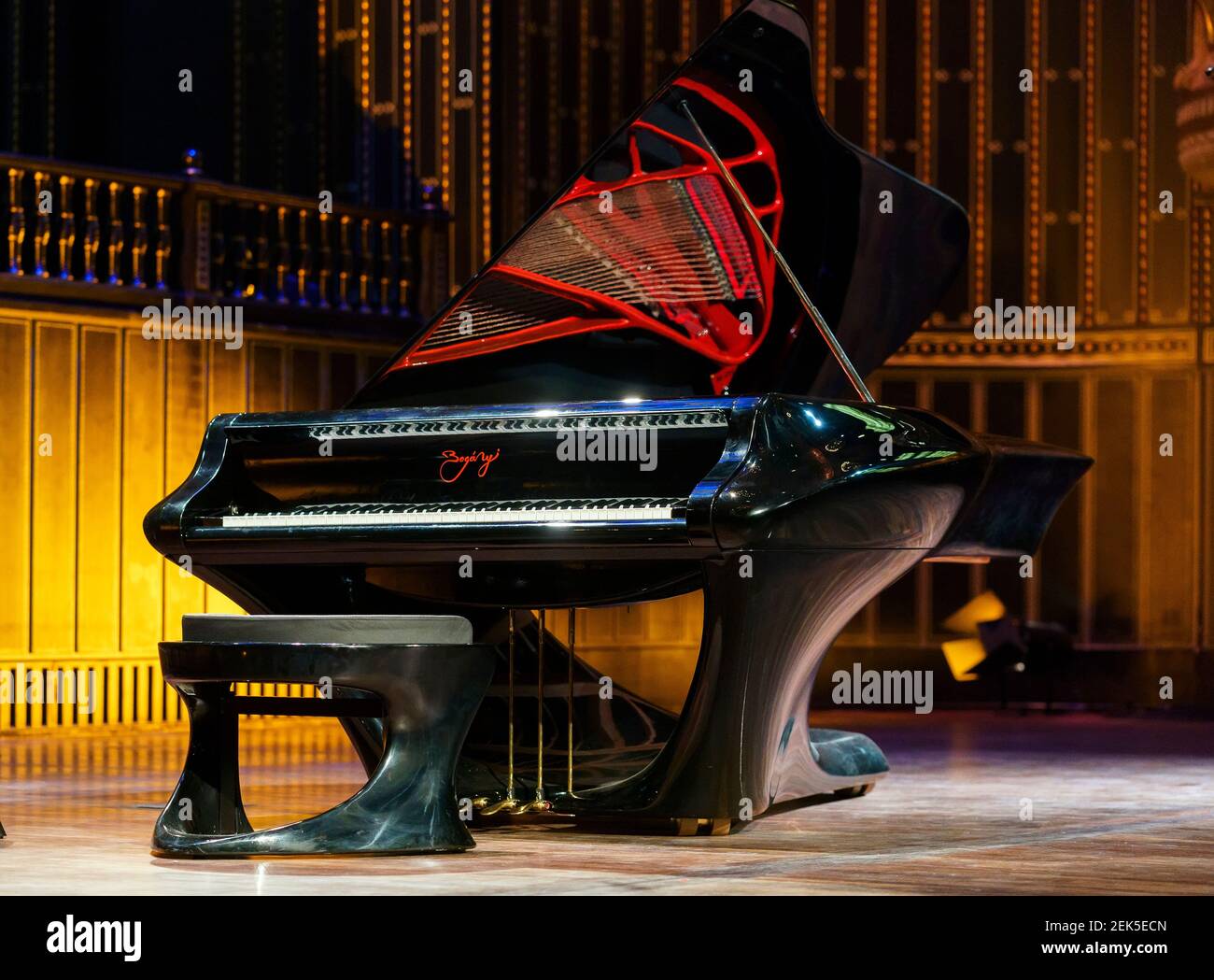 Pianoforte moderno sul palco Foto Stock