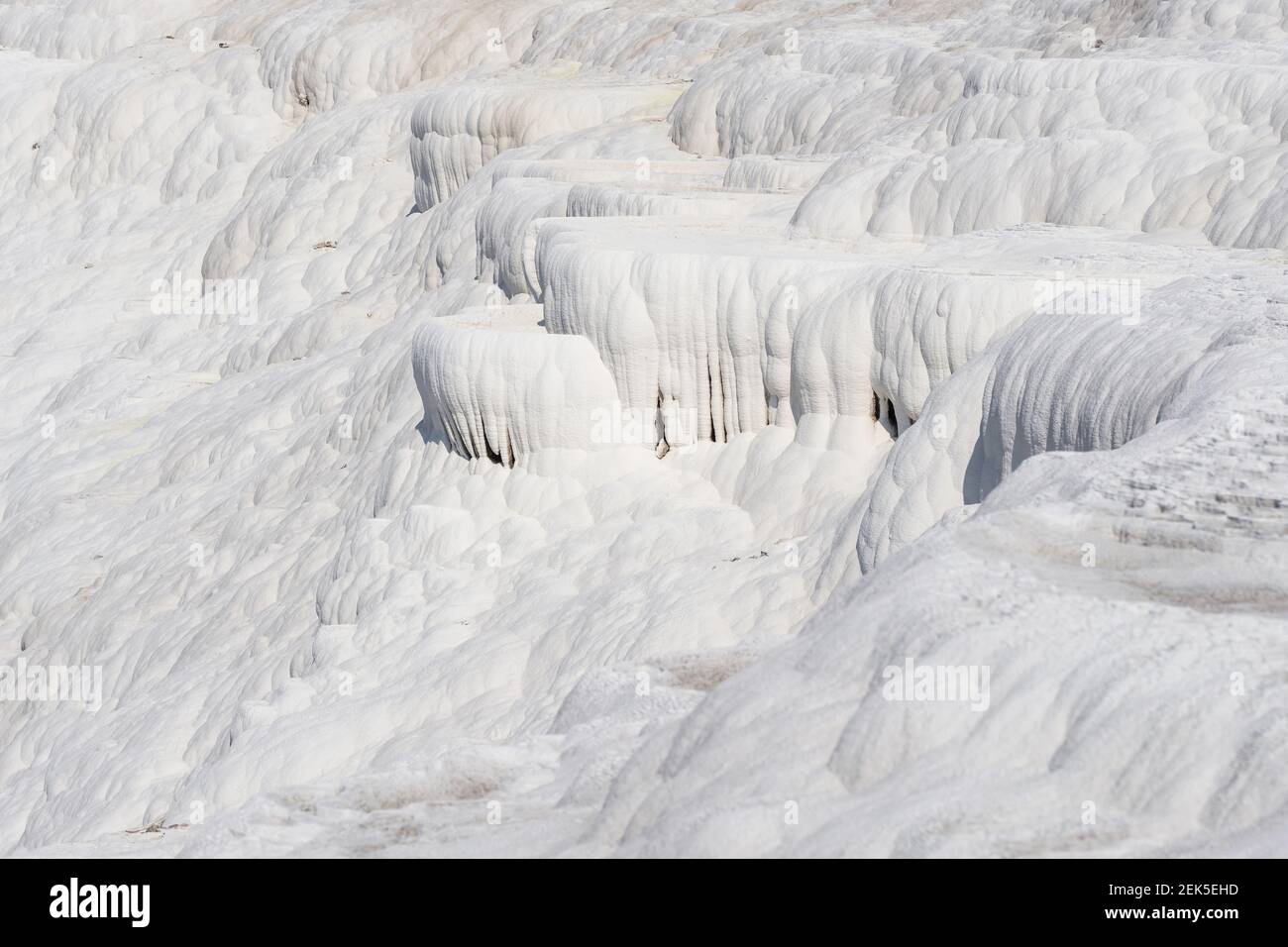 Acqua di sorgente naturale essiccata formazioni terrazza travertino Foto Stock