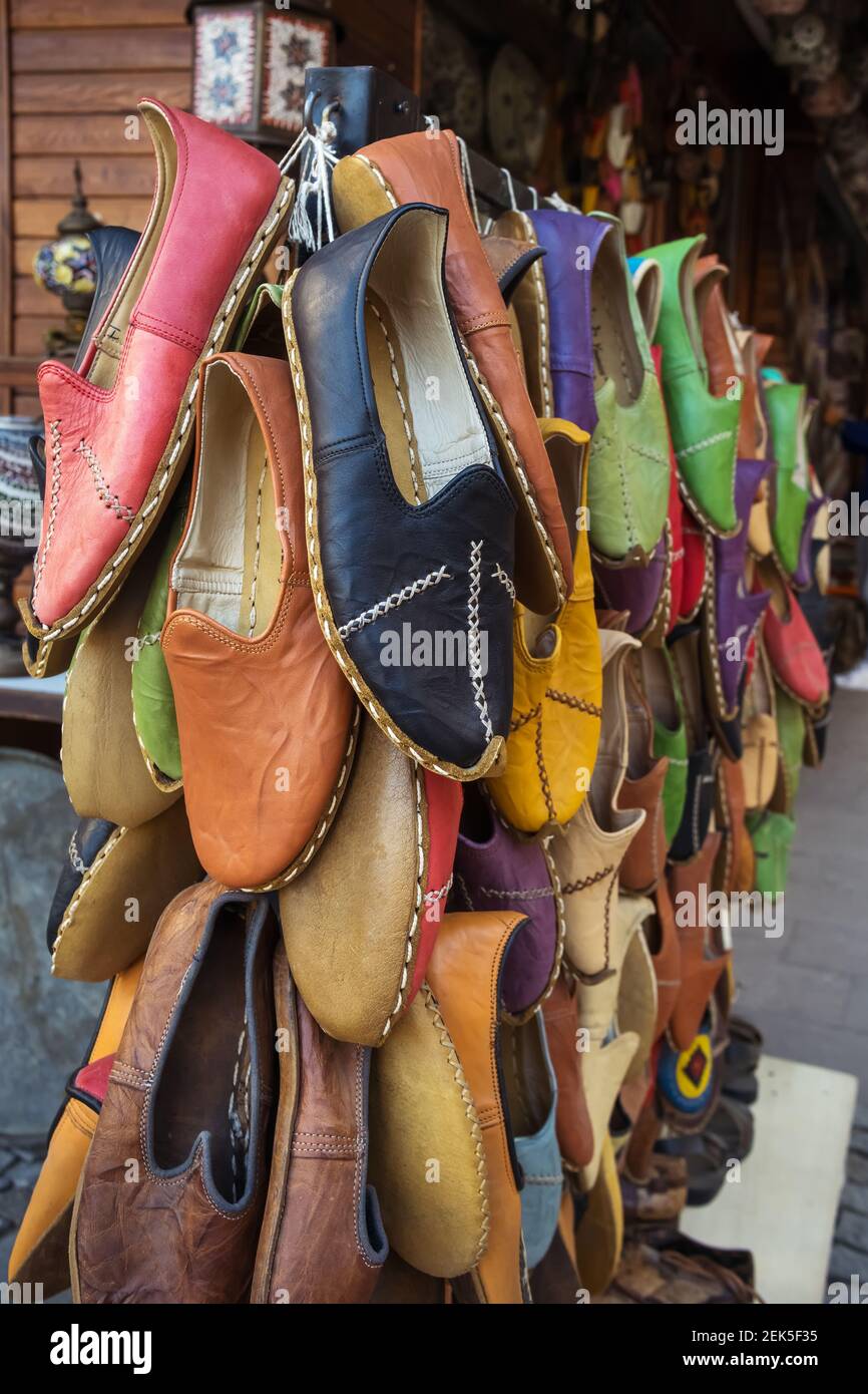 Scarpe tradizionali in pelle turca con il nome di yemeni colorato sfondo Foto Stock