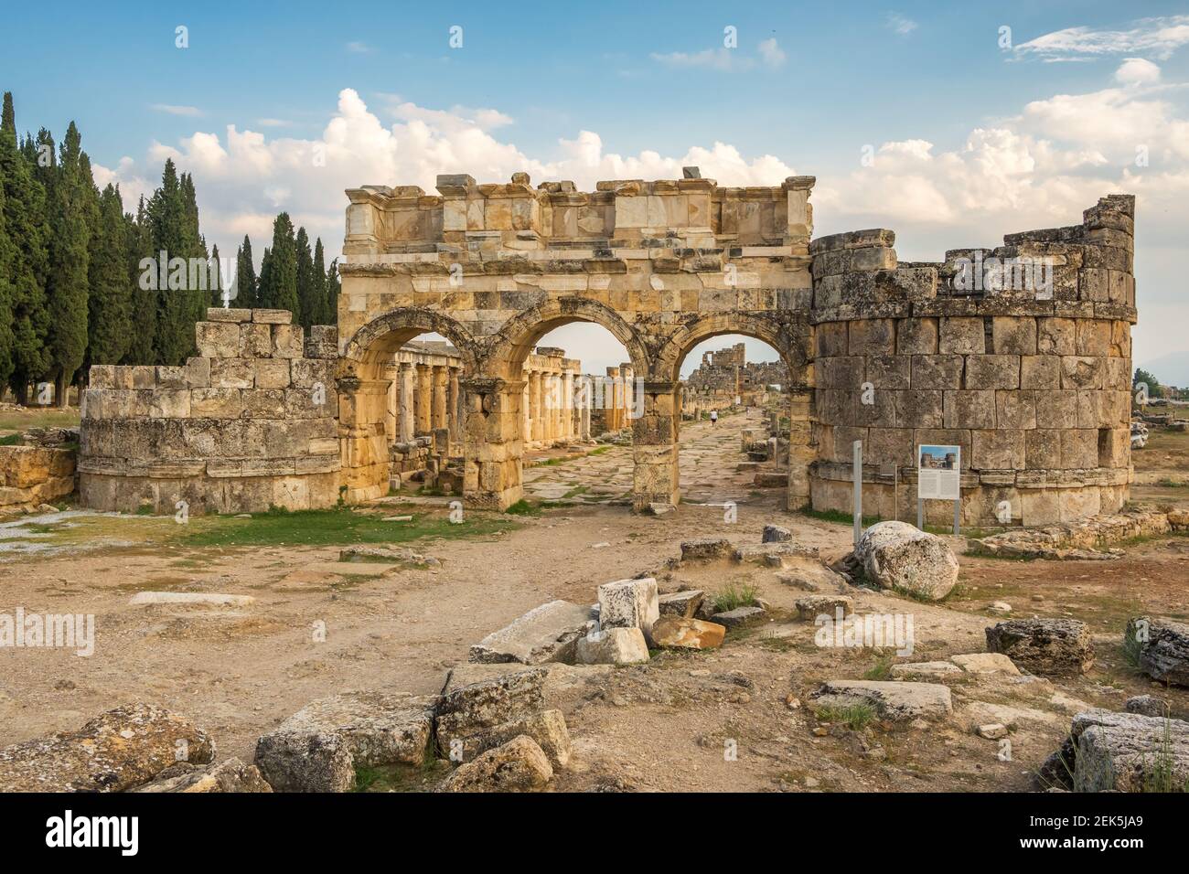 Facciata di porte Domitian in Hierapolis antica città, Pamukkale, Turchia Foto Stock