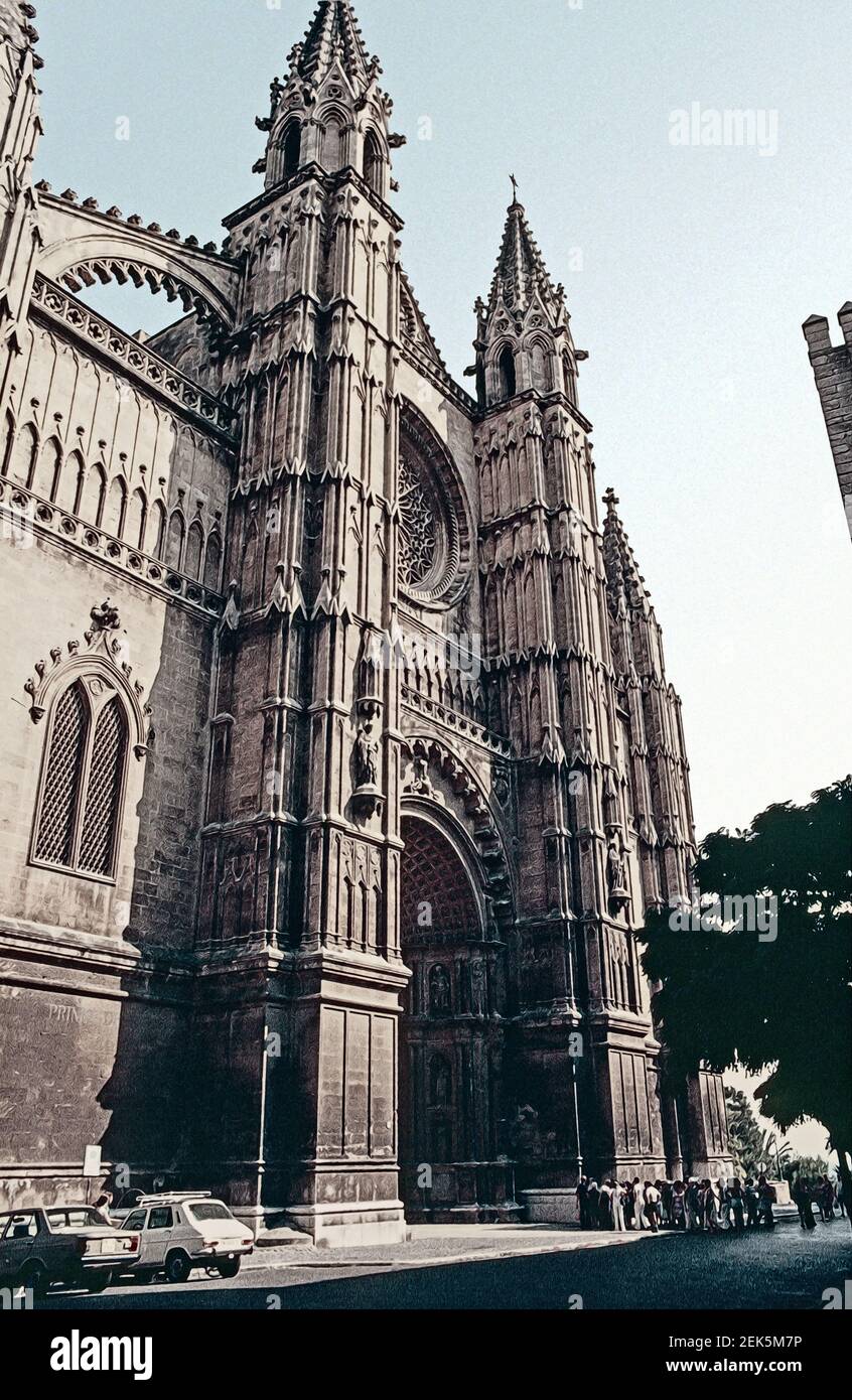 Archivio foto illustrazione scansione di Palma Maiorca circa 1975. Un piccolo gruppo di visitatori fuori dall'ingresso della Cattedrale di Palma Foto Stock