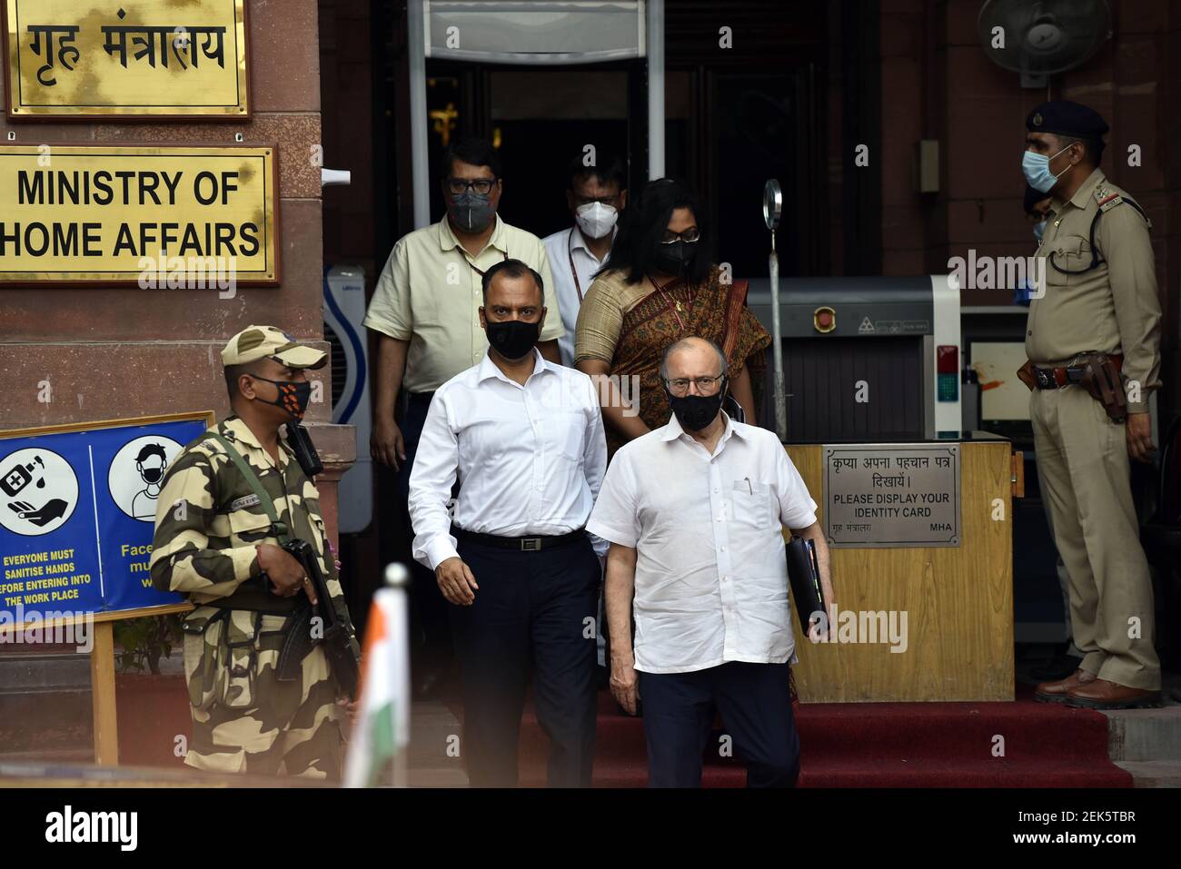 NEW DELHI, INDIA – 14 GIUGNO: Il tenente governatore di Delhi Anil Baijal esce dal Ministero degli Affari interni (MHA) dopo un incontro con il Ministro degli interni Amit Shah sulla risposta del coronavirus della capitale, il 14 giugno 2020 a Nuova Delhi, India. L'incontro giunge un giorno dopo che il primo ministro Narendra modi ha tenuto una riunione di revisione in cui ha discusso la situazione a Delhi. Sabato, Delhi ha aggiunto 2,134 nuovi casi di coronavirus, il secondo numero più elevato di casi che ha aggiunto in un periodo di 24 ore (il più alto è stato il Venerdì, 2,137). (Foto di Sanjeev Verma/Hindustan Times/Sipa USA ) Foto Stock