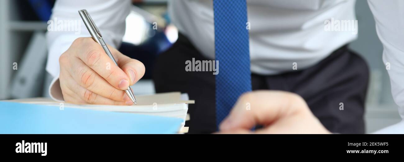 Uomo in tuta da lavoro e numero di cravatta stack di documenti. Foto Stock