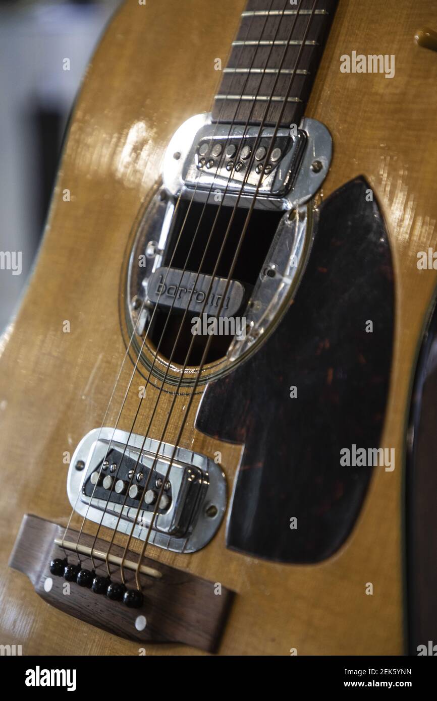 Curt CobainÕs 1959 Martin D-18E Guitar usato sulla storica NirvanaÕs MTV  Unplugged a New York. Anteprima dell'asta di icone di musica a JulienÕs  Auctions. Centinaia di strumenti, abiti e curiosità di proprietà