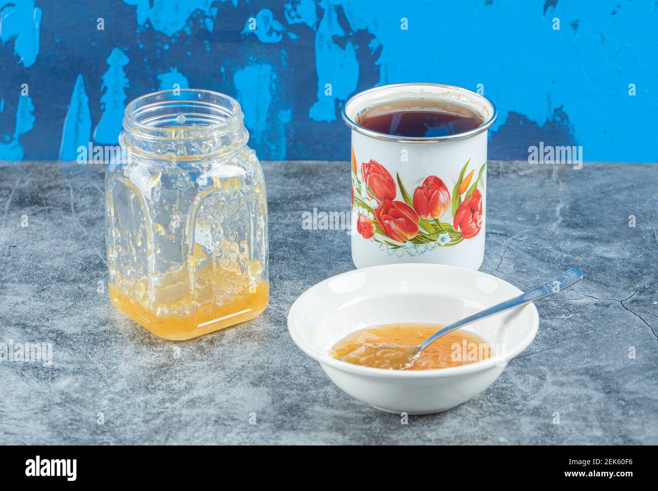 Pesche, marmellata e tazza di tè sul tavolo di marmo Foto Stock
