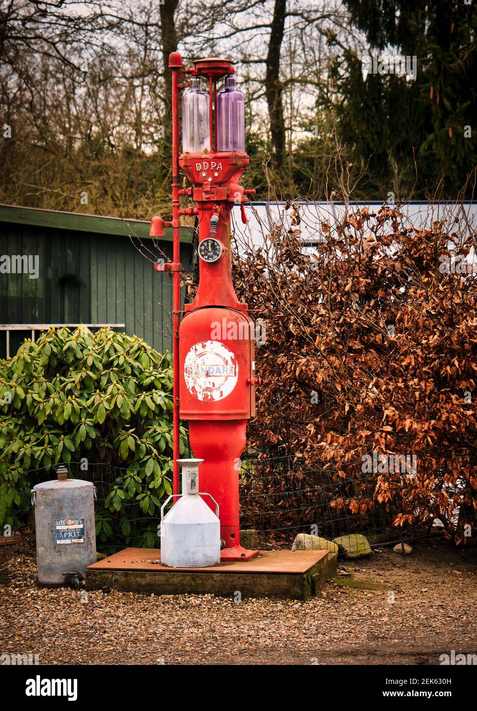 Stazione di benzina vintage a Bindeballe vicino a Vejle, Danimarca Foto Stock