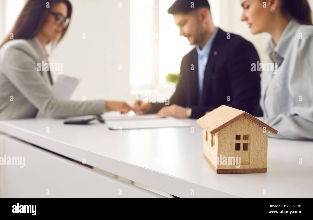 Compratore e venditore che firma l'accordo di acquisto con i particolari della casa transazione di vendita Foto Stock