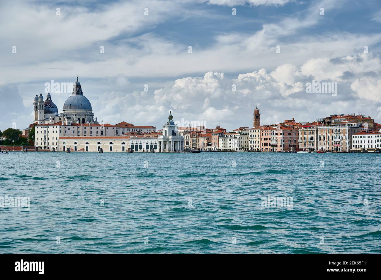 Vista dall'isola di San Giorgio maggiore sulla Basilica di Santa Maria della Salute e Punta della Dogana, Venezia, Veneto, Italia Foto Stock