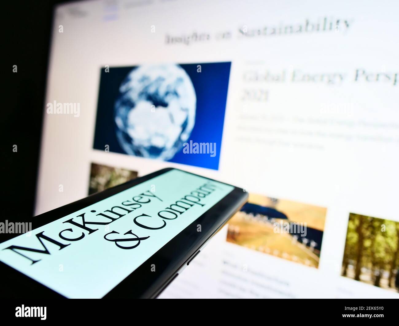 Smartphone con logo aziendale della società di consulenza aziendale McKinsey Company sullo schermo davanti alla pagina Web. Mettere a fuoco il centro del display del telefono. Foto Stock