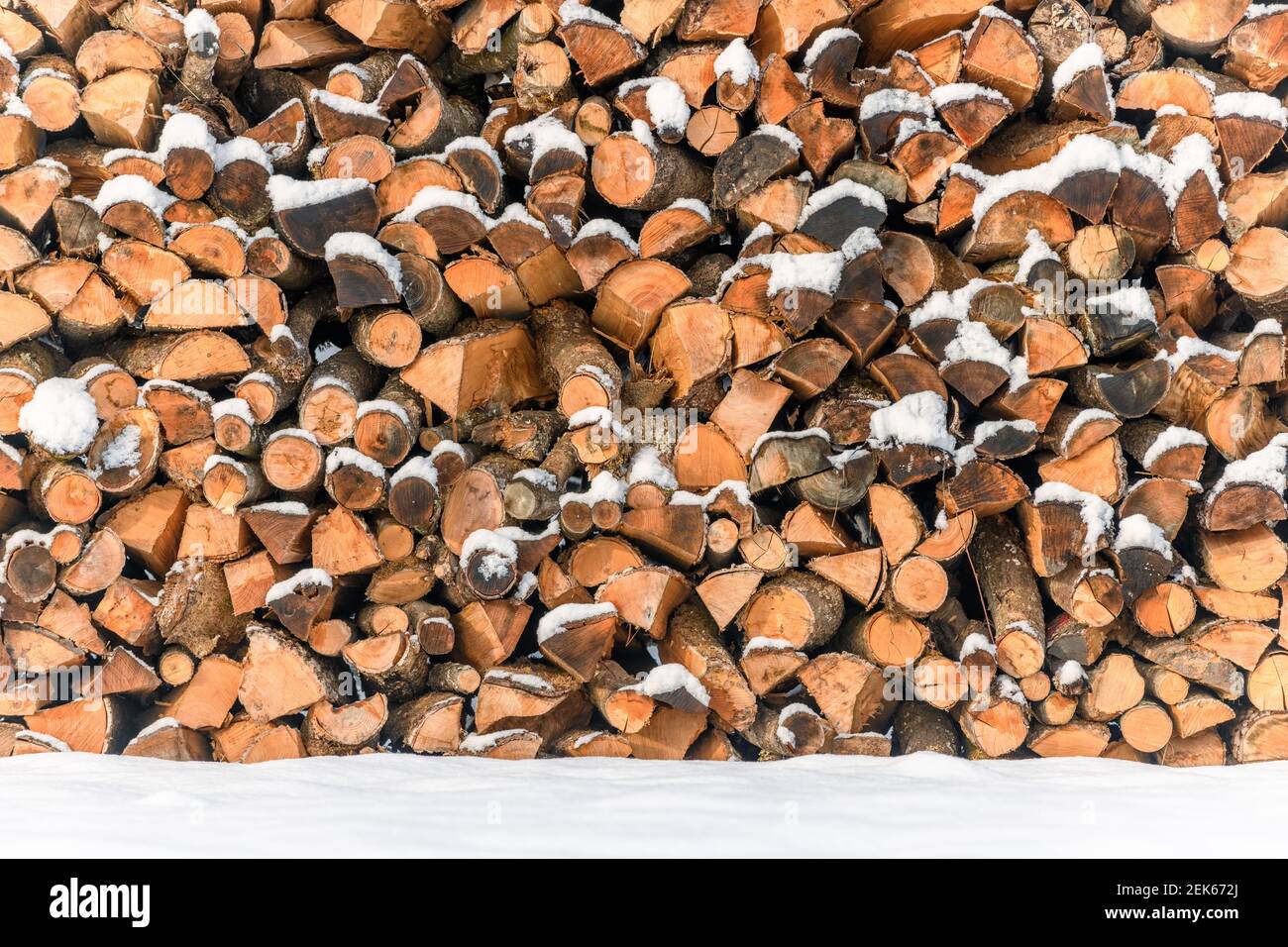 Un palo di legno impilati nella parte anteriore della casa per lunghi e freddi inverni. Il legno è di mantenere il posto del fuoco caldo e il fuoco va. Foto Stock