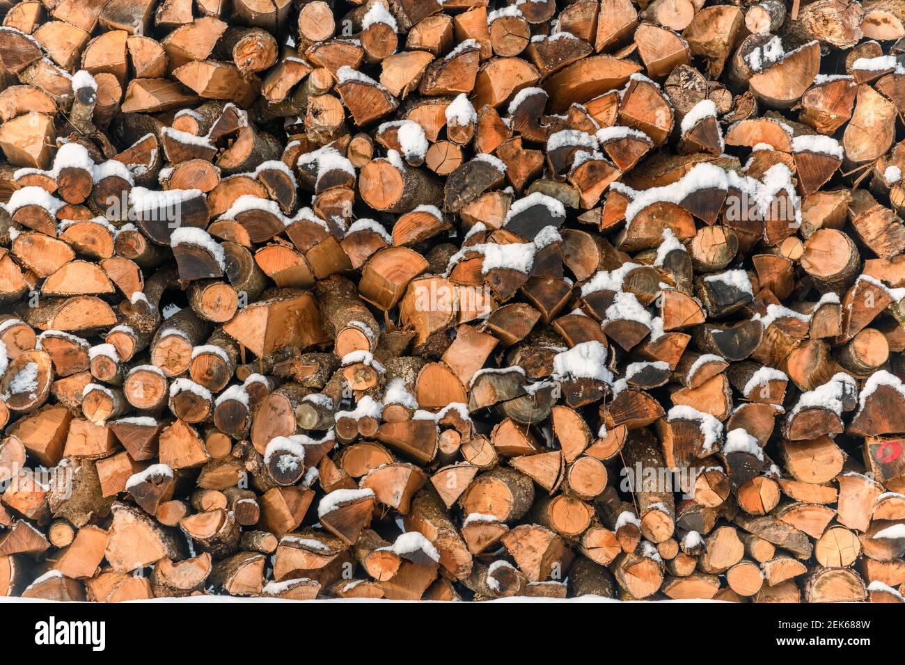 Un palo di legno impilati nella parte anteriore della casa per lunghi e freddi inverni. Il legno è di mantenere il posto del fuoco caldo e il fuoco va. Foto Stock
