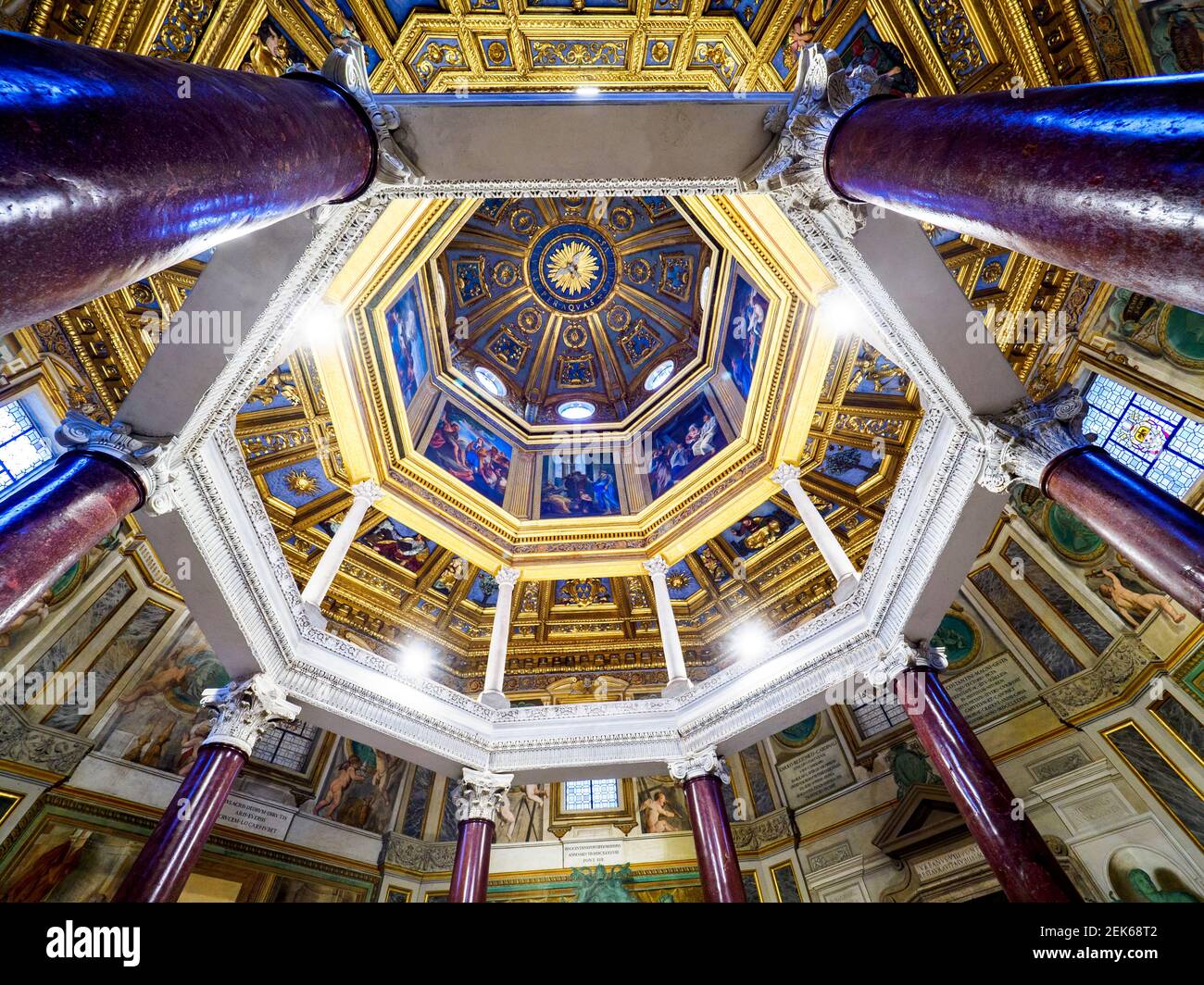 Battistero annesso alla Basilica di San Giovanni in Laterano a destra della Loggia delle costruzioni, sull'abside, originariamente chiamata 'San Giovanni della Fonte', sotto le cui fondamenta sono venuti alla luce i resti di una villa romana del i secolo d.C. , Poi sostituito da un edificio termale nel II secolo d.C. Il Battistero, sebbene restaurato più volte, risale al tempo di Costantino, che a sua volta lo ottenne da un ninfeo dei Laterani: La pia tradizione ha che l'imperatore fu battezzato in questo edificio. L'attuale forma ottagonale risale al 432 d.C. e all'interno eig Foto Stock
