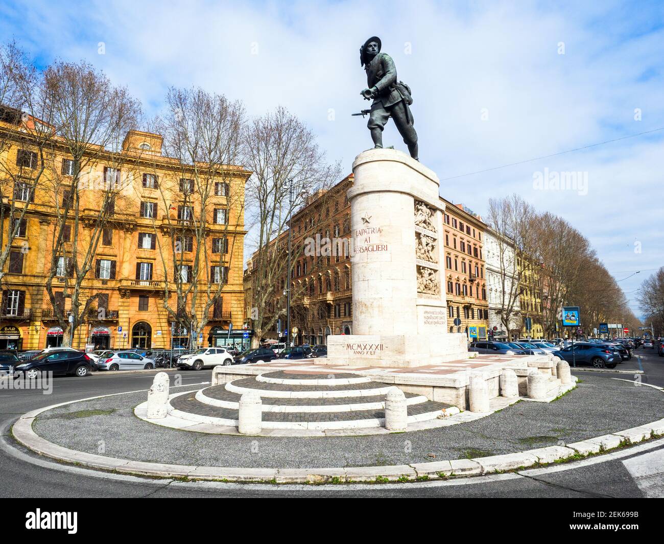 Marmo e bronzo Monumento a Bersagliere (Monumento al Bersagliere) in Piazzale di porta Pia - Roma, Italia. Foto Stock