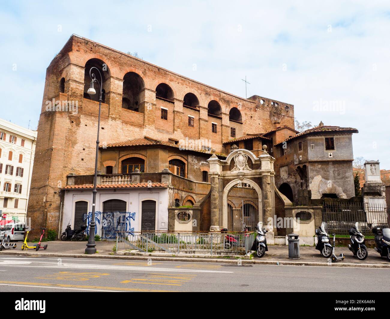 Porta Salaria faceva parte delle mura aureliane costruite dall'imperatore Aureliano nel III secolo - Roma, Italia Foto Stock