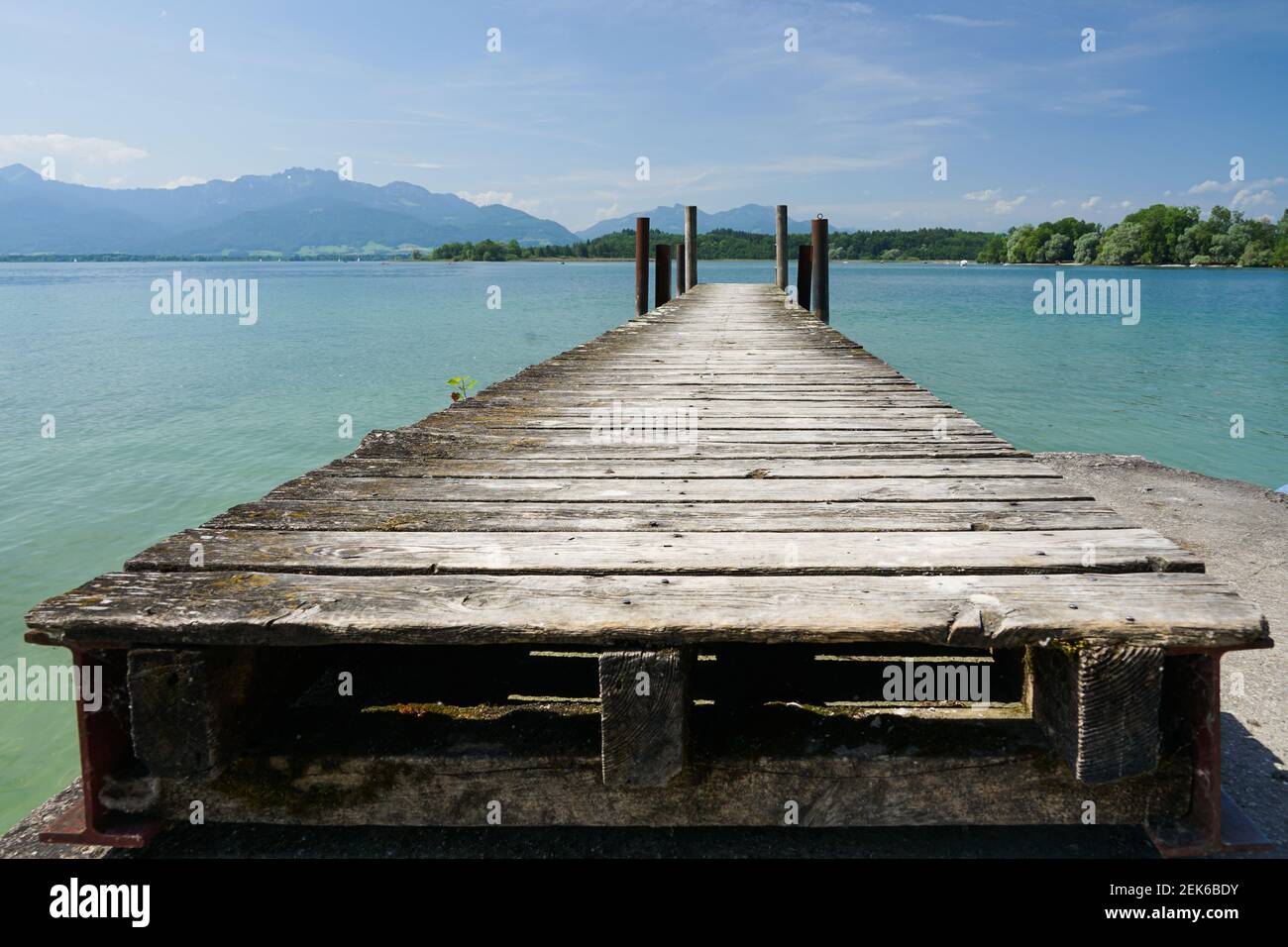 Fase di atterraggio resistente alle intemperie ripresa da un angolo basso con linee convergenti all'orizzonte Foto Stock