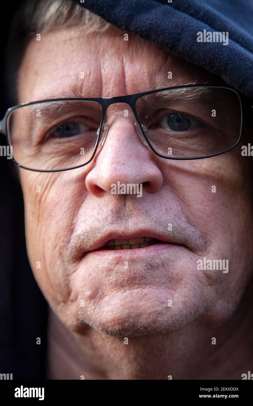 Uomo in anni Sessanta con occhiali dettaglio viso Foto Stock