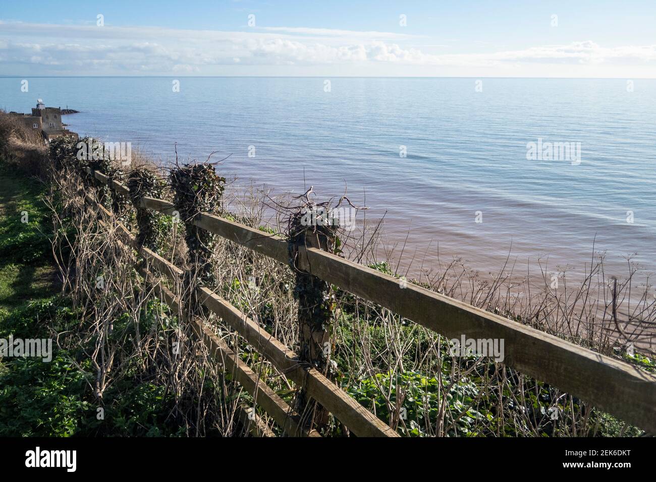 Recinzione lungo una cima di scogliera a Sidmouth, Devon per tenere la gente lontano dal bordo crolante e pericoloso della scogliera Foto Stock