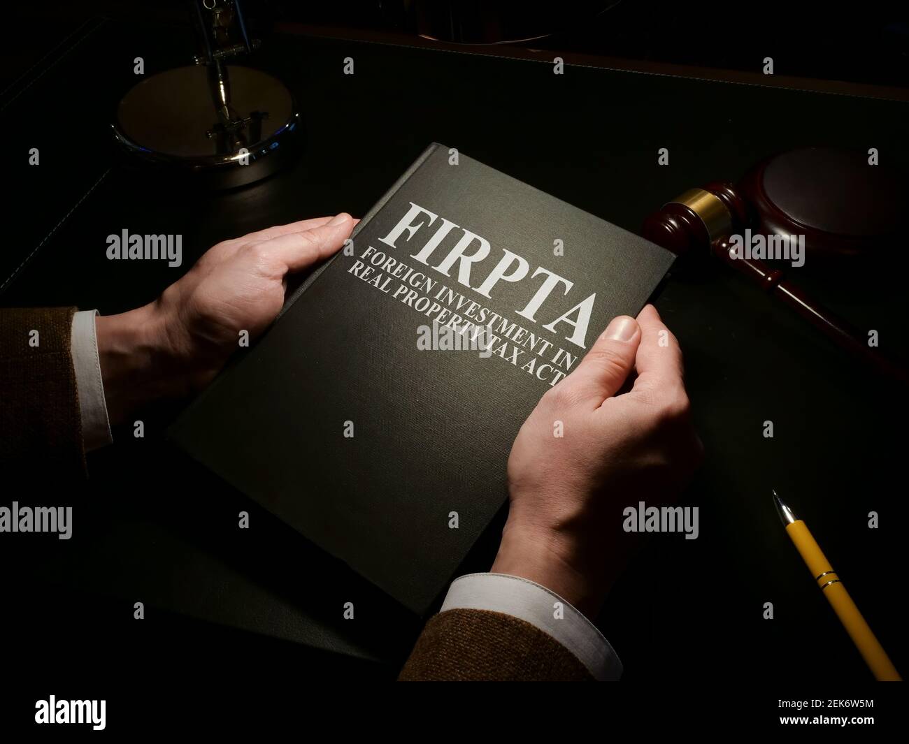 L'uomo detiene investimenti esteri in legge FIRPTA Real Property Tax Act. Foto Stock