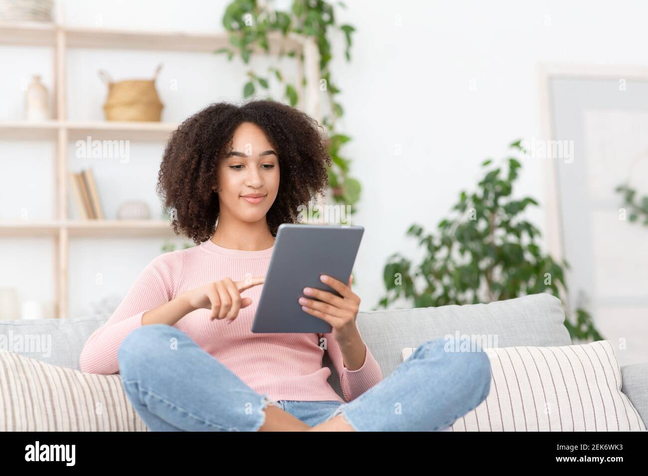 Navigazione in internet, chat online, incontri moderni e lavoro remoto a casa Foto Stock