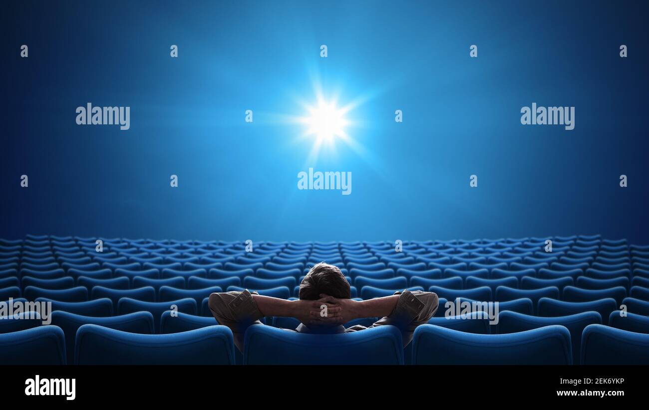 Cinema con persona seduta in formato centrale 16:9 Foto Stock