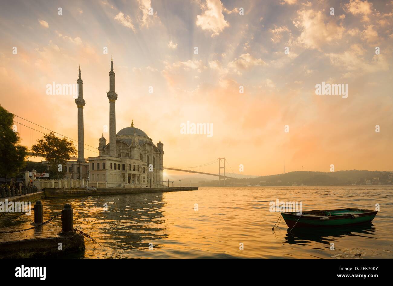 Vista sul Bosforo all'alba da piazza Ortakoy. Istanbul - Turchia Foto Stock