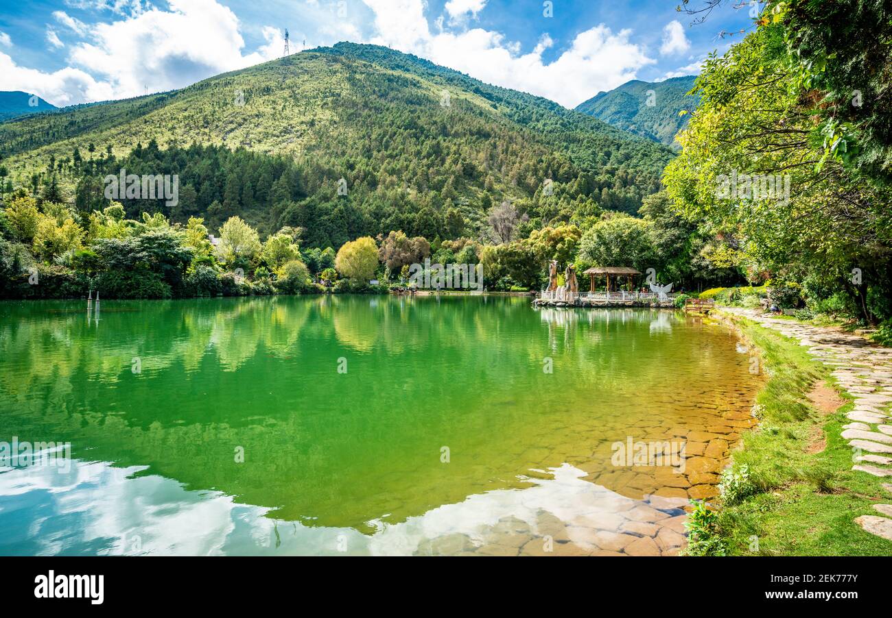 Vista panoramica sulla piscina del lago lunare a mezzaluna con le acque della montagna di Cangshan Riflessione nel parco delle sorgenti delle farfalle a Dali Yunnan Cina Foto Stock