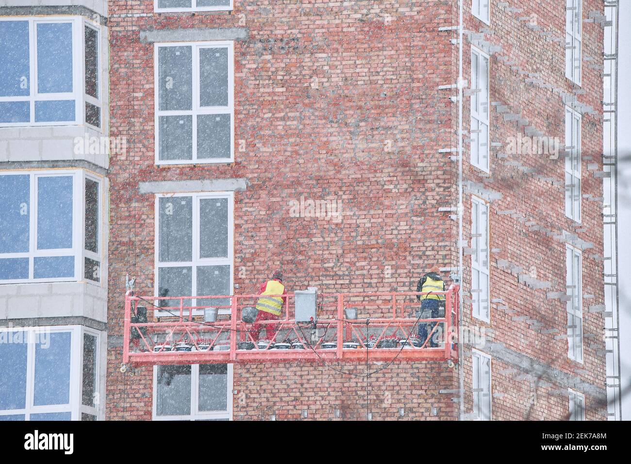 costruzione di una facciata casa, primo piano sulla neve, copia spazio Foto Stock