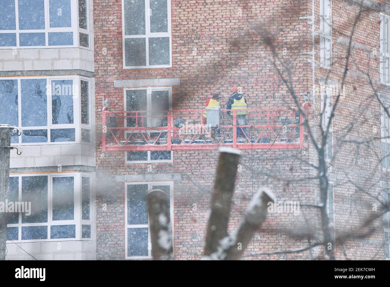 costruzione di una facciata casa, primo piano sulla neve, copia spazio Foto Stock