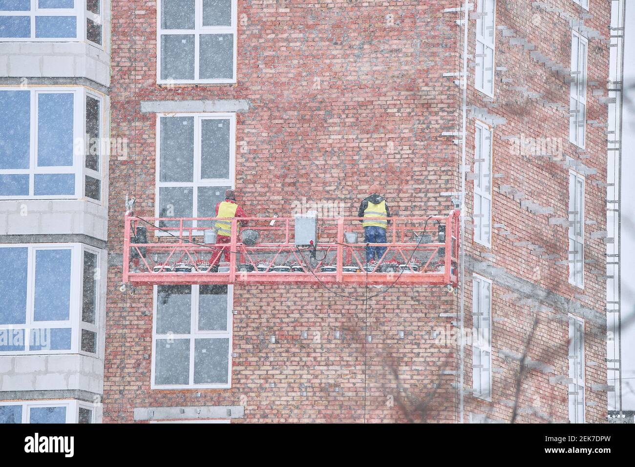 costruzione di una facciata casa, primo piano sulla neve, copia spazio Foto Stock