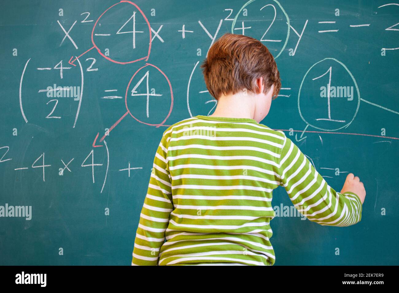 Bambini che studiano matematica in una scuola elementare Foto Stock