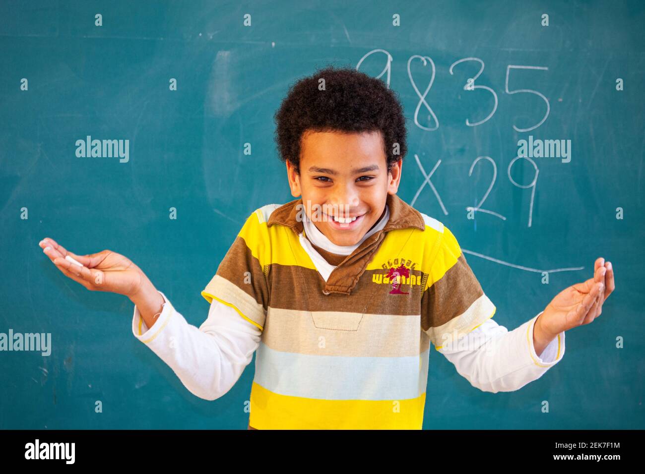 Bambini che studiano matematica in una scuola elementare Foto stock - Alamy