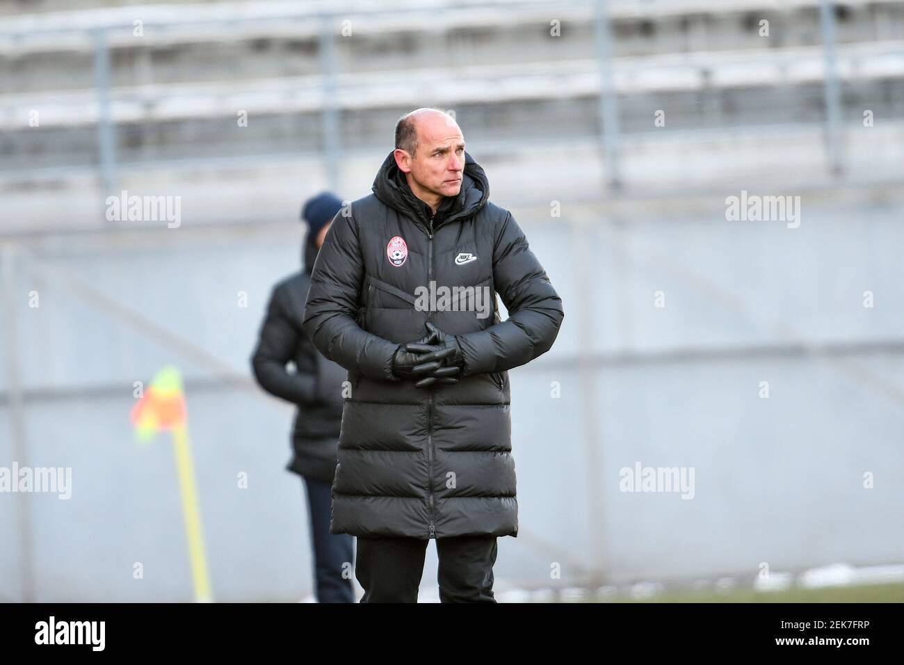 Non esclusivo: ZAPORIZHZHIA, UCRAINA - 20 FEBBRAIO 2021 - allenatore capo del FC Zorya Luhansk Viktor Skrypnyk guarda la Premier League Ucraina Matchda Foto Stock