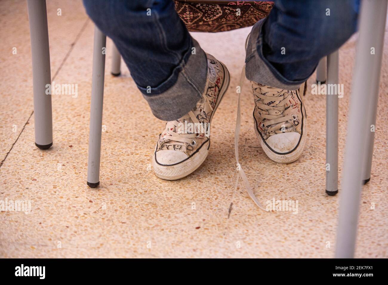 Dettaglio delle scarpe di un bambino in un'aula scolastica Foto Stock