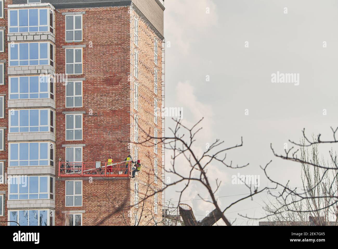 costruzione di una facciata casa, primo piano al sole, spazio copia Foto Stock