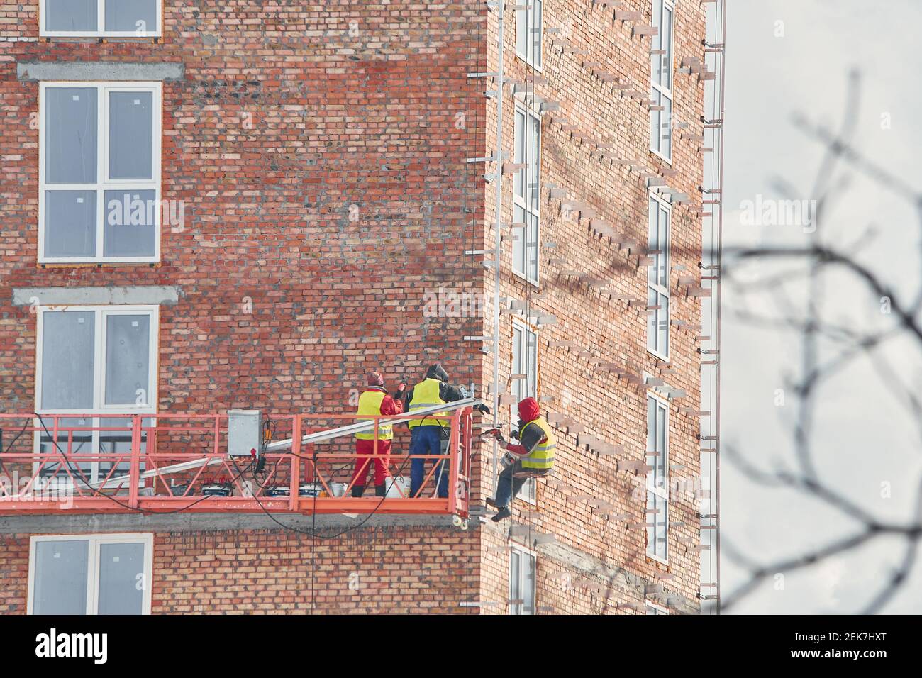 costruzione di una facciata casa, primo piano al sole, spazio copia Foto Stock