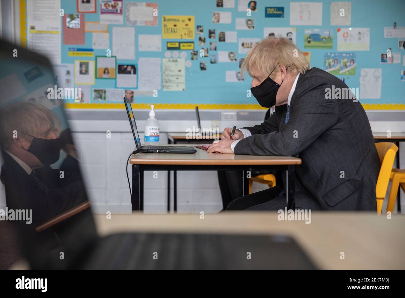 Il primo Ministro Boris Johnson partecipa a una lezione online durante una visita alla Sedgehill School di Lewisham, a sud-est di Londra, per vedere i preparativi per gli studenti che tornano a scuola. Data immagine: Martedì 23 febbraio 2021. Foto Stock