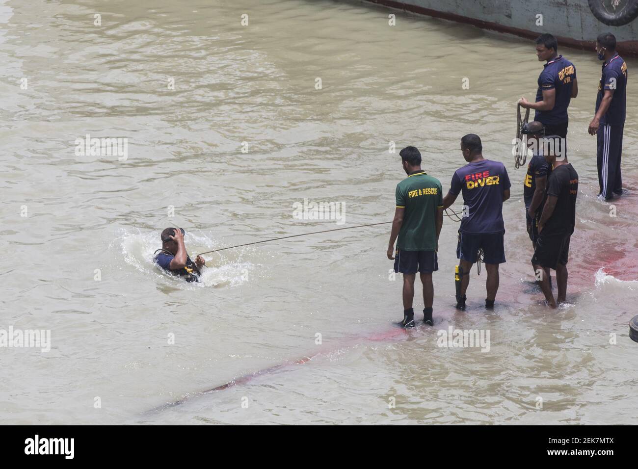 Un personale di soccorso si occupa di portare avanti i bagagli dell'ascensore il giorno dopo un traghetto sborsato nel fiume Buriganga a Dhaka il 30 giugno 2020. Almeno 32 persone sono morte dopo un traghetto sprofondato e affondato nel mezzo del fiume Buriganga il 29 giugno, a seguito di una collisione con un altro nome di traghetto, Mayur-2. (Foto di Salahuddin Ahmed/Sipa USA) Foto Stock