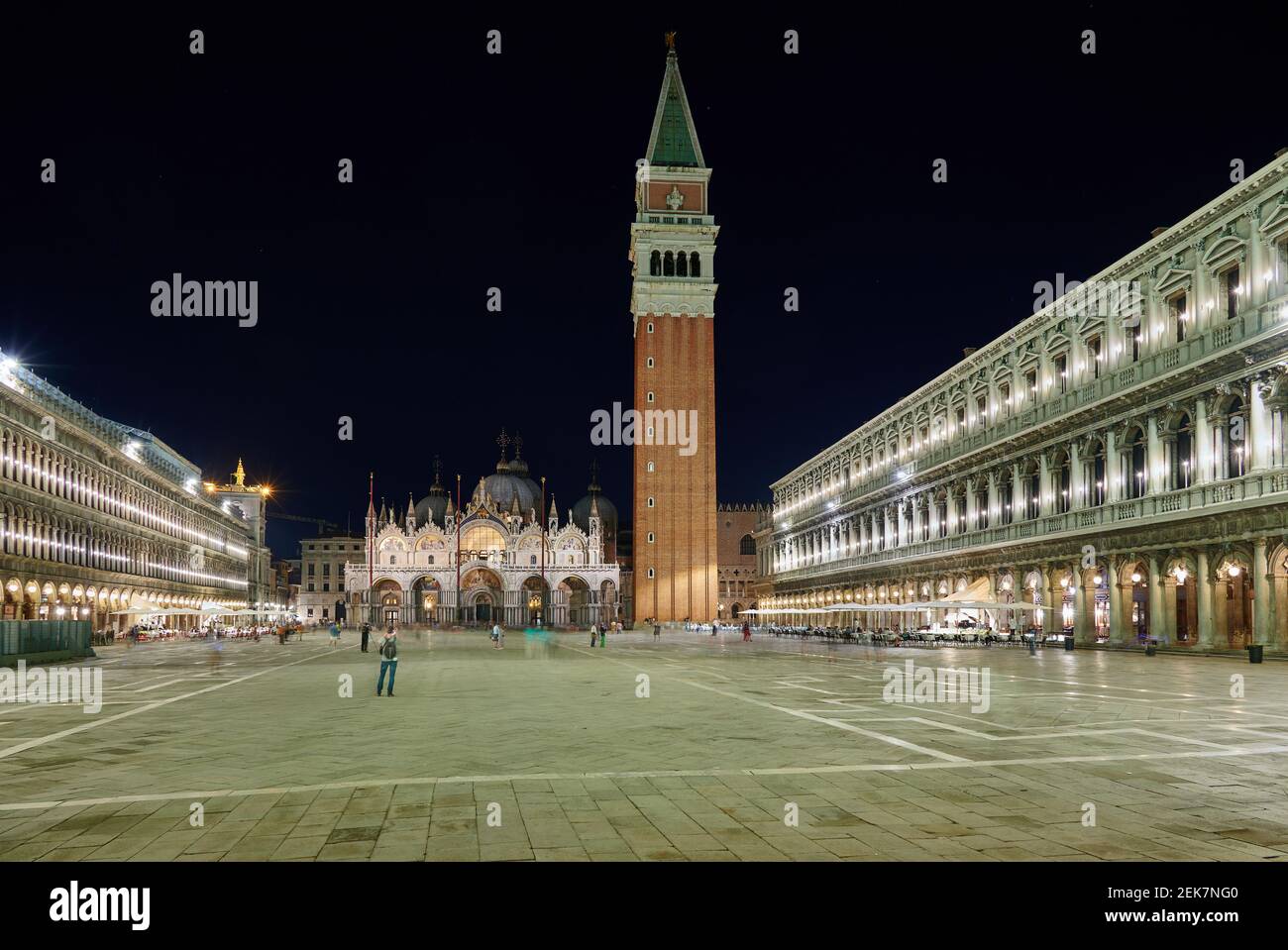 Foto notturna di Piazza San Marco o Piazza San Marco con la Basilica di San Marco o la Basilica di San Marco, Venezia, Veneto, Italia Foto Stock