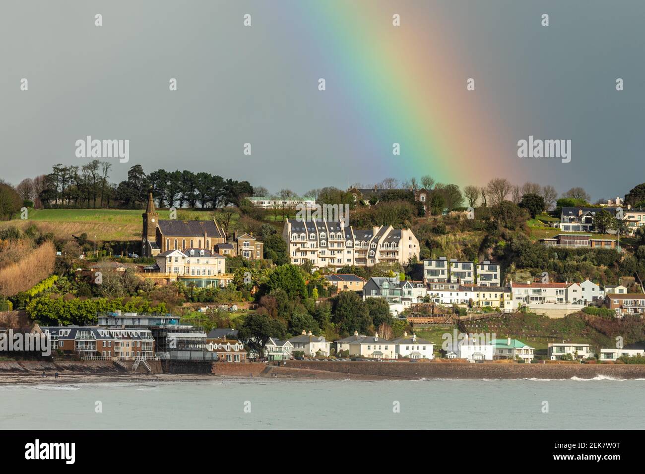 Arcobaleno sopra villaggio di Gorey, Saint Martin, Bailiwick di Jersey, Isole del canale Foto Stock