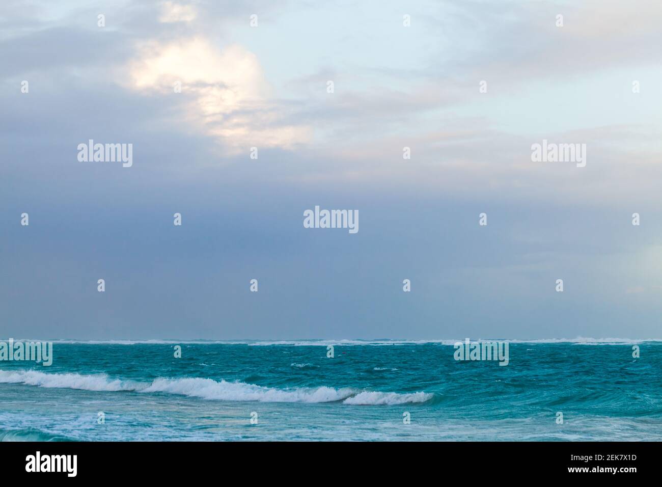 Mar dei Caraibi sotto il cielo nuvoloso in una giornata sovrabbondante, foto di sfondo naturale Foto Stock