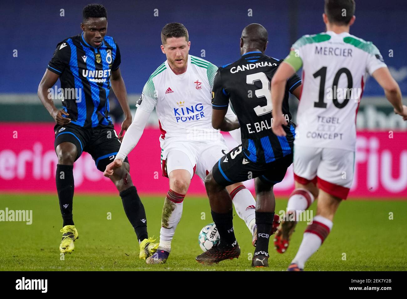 BRUGES, BELGIO - FEBBRAIO 22: Odilon Kossounou del Club Brugge, Thomas Henry di OH Leuven, Eder Balanta del Club Brugge durante la Jupiler Pro League m. Foto Stock