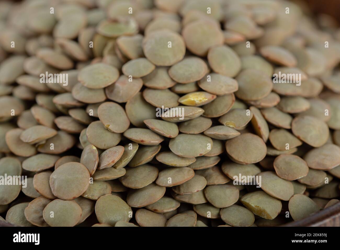 Vista ravvicinata delle lenticchie marroni secche Foto Stock