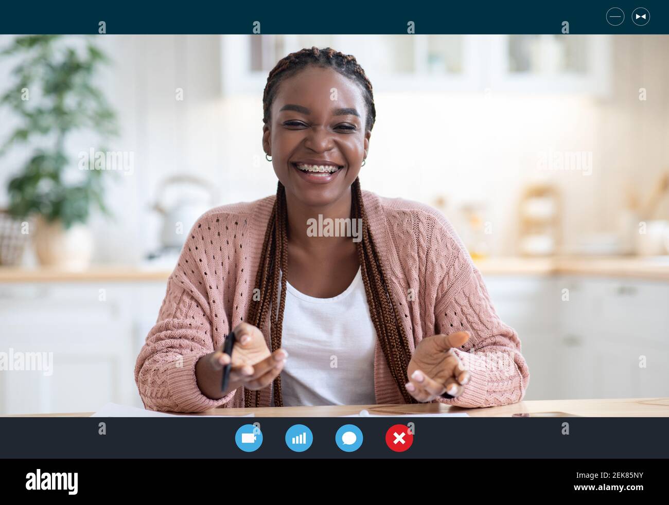 Cheerful African American Lady che parla a Web Camera mentre ha Videochiamata Foto Stock
