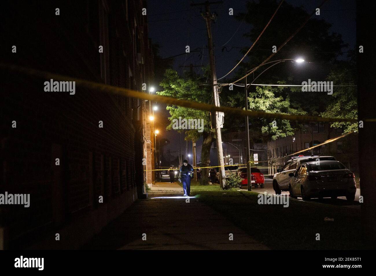 La polizia lavora la scena in cui un uomo di 19 anni è stato sparato nel blocco 400 di West 77th Street a Chicago il 3 luglio 2020. (Armando L. Sanchez/Chicago Tribune/TNS) Foto Stock