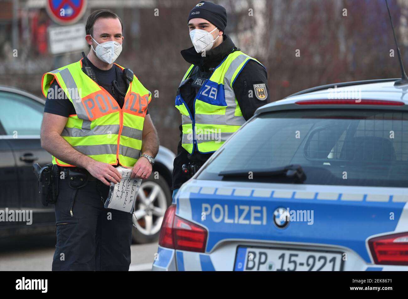 Controlli alle frontiere al confine austriaco-tedesco, valico di frontiera Kiefersfelden i poliziotti di frontiera controllano gli automobilisti che entrano dal Tirolo/Austria alla Baviera/Germania. Poliziotti con giubbotti di sicurezza gialli sono in piedi di fronte a una macchina di polizia, | uso in tutto il mondo Foto Stock