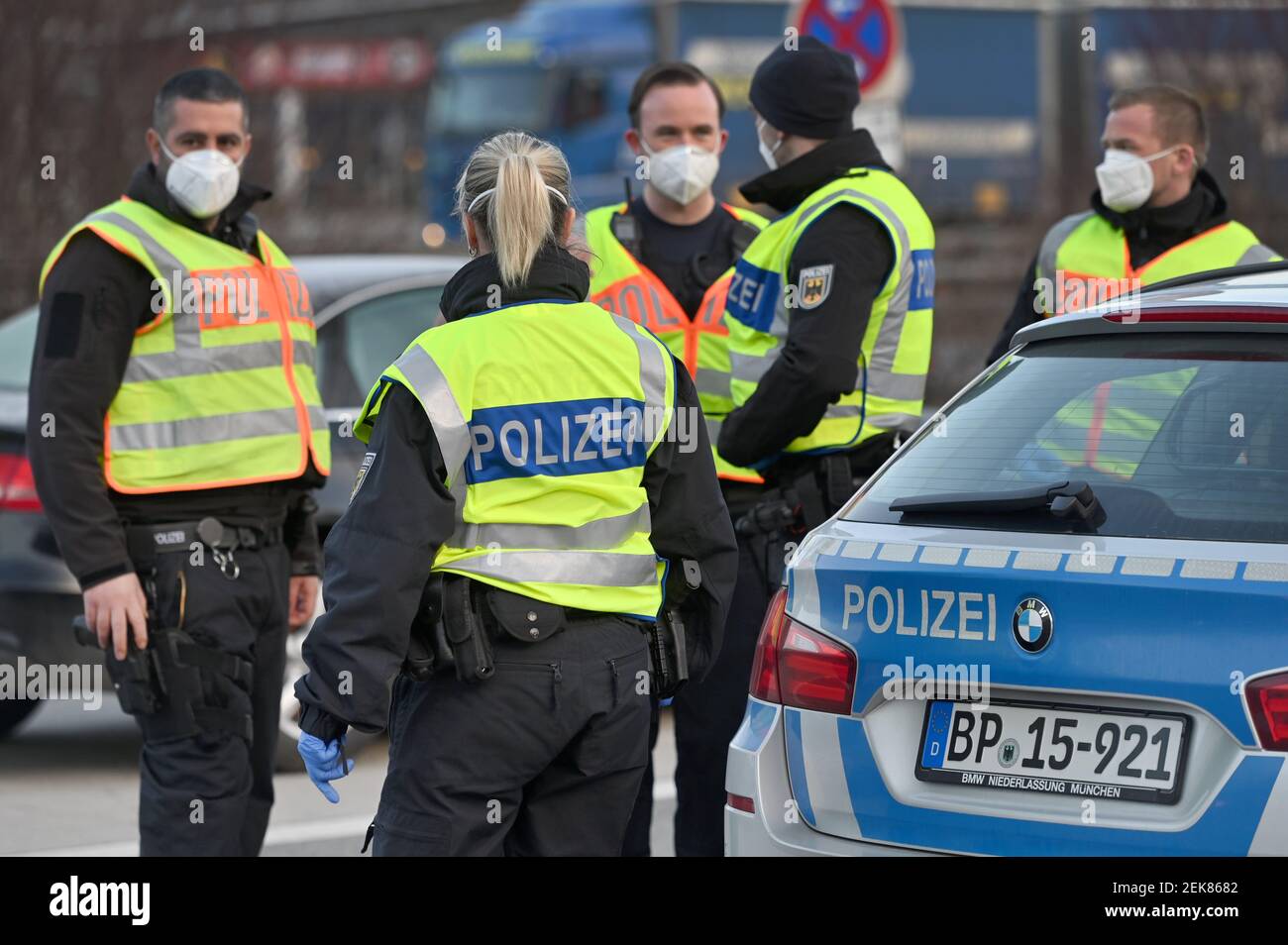 Controlli alle frontiere al confine austriaco-tedesco, valico di frontiera Kiefersfelden i poliziotti di frontiera controllano gli automobilisti che entrano dal Tirolo/Austria alla Baviera/Germania. Poliziotti con giubbotti di sicurezza gialli sono in piedi di fronte a una macchina di polizia, | uso in tutto il mondo Foto Stock