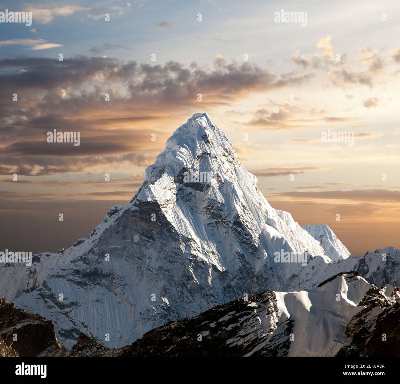 Vista serale di Ama Dablam sulla strada per Everest base Camp, Sagarmatha parco nazionale, Khumbu valle, Nepal Foto Stock